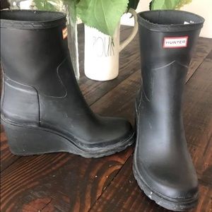 Hunter wedge boots